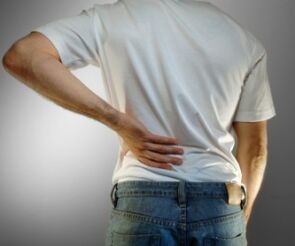 Schmerzen im unteren Rückenbereich sind ein Symptom einer Osteochondrose.